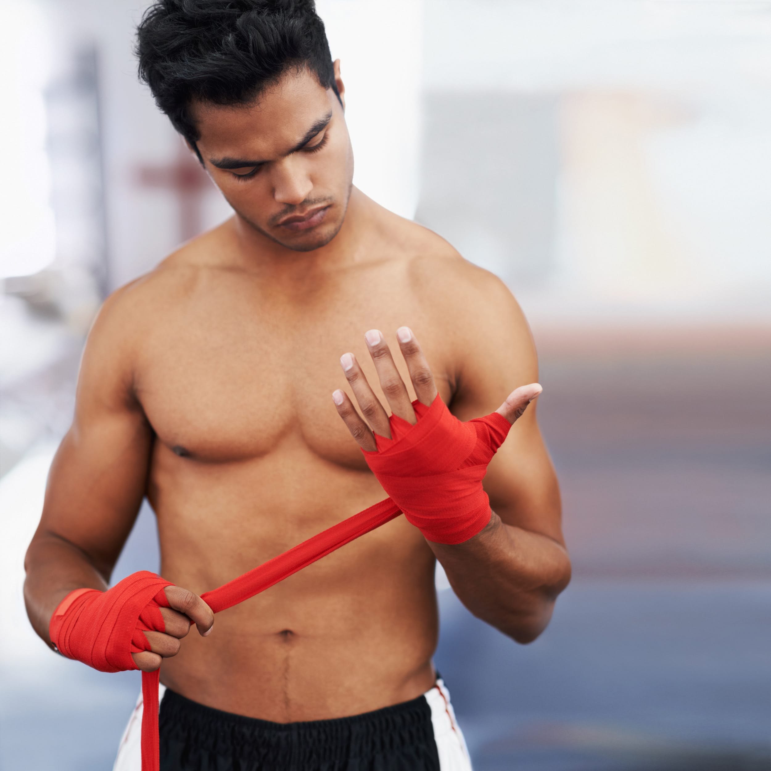 Bandes de protection pour la boxe thaïlandaise Sportif en train de poser ses bandes de protection avant un cours de Muay Thaï à Avignon au CASL.